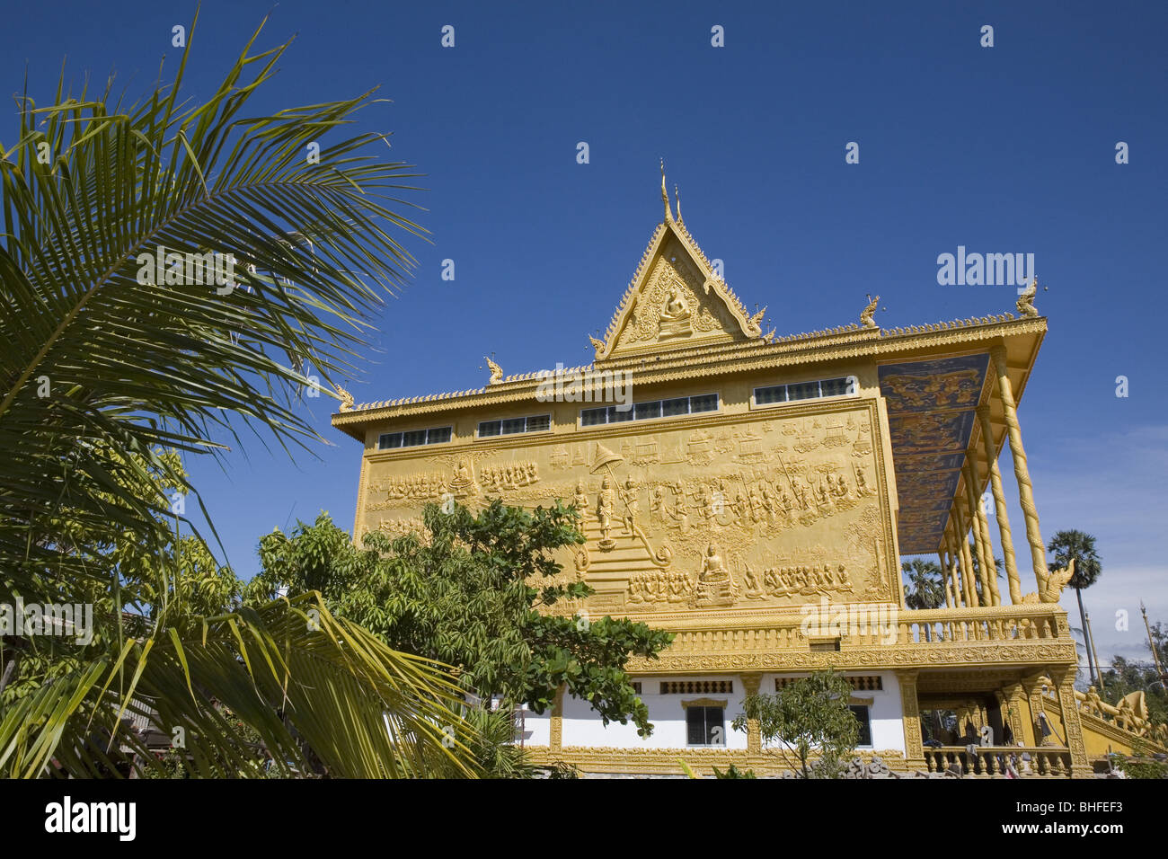 Buddhistische Tempel unter blauem Himmel nördlich von Phnom Penh, Kambodscha, Asien Stockfoto