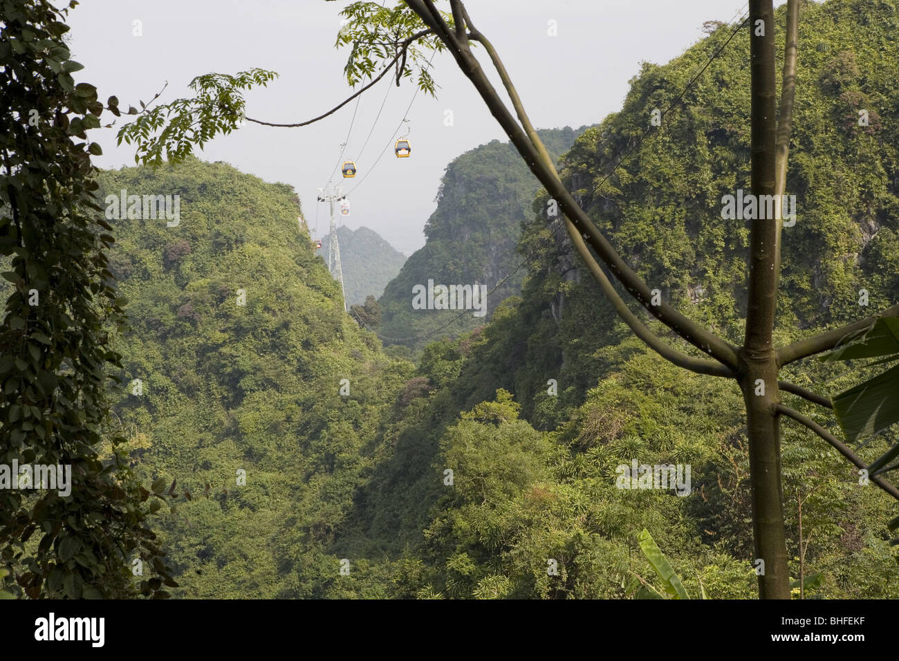 Seilbahn auf grüne Huong Tich Berg in Ninh Binh Province, Vietnam, Asien Stockfoto