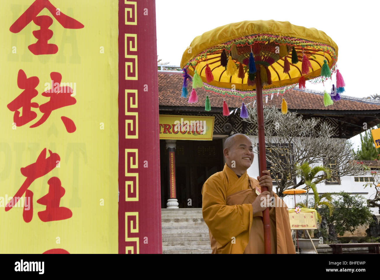 Buddhistische Mönch hält Regenschirm bei Linh-Son-Pagode in Dalat, Lam Dong Province, Vietnam, Asien Stockfoto