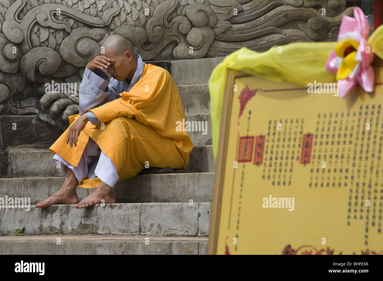 Buddhistische Mönch auf der Treppe von Linh-Son-Pagode in Dalat, Lam Dong Province, Vietnam, Asien Stockfoto