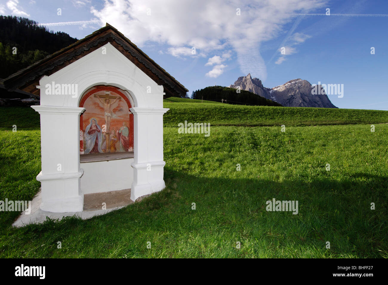 Bildstock auf einer Wiese unter blauem Himmel, Schlern, Südtirol, Italien, Europa Stockfoto