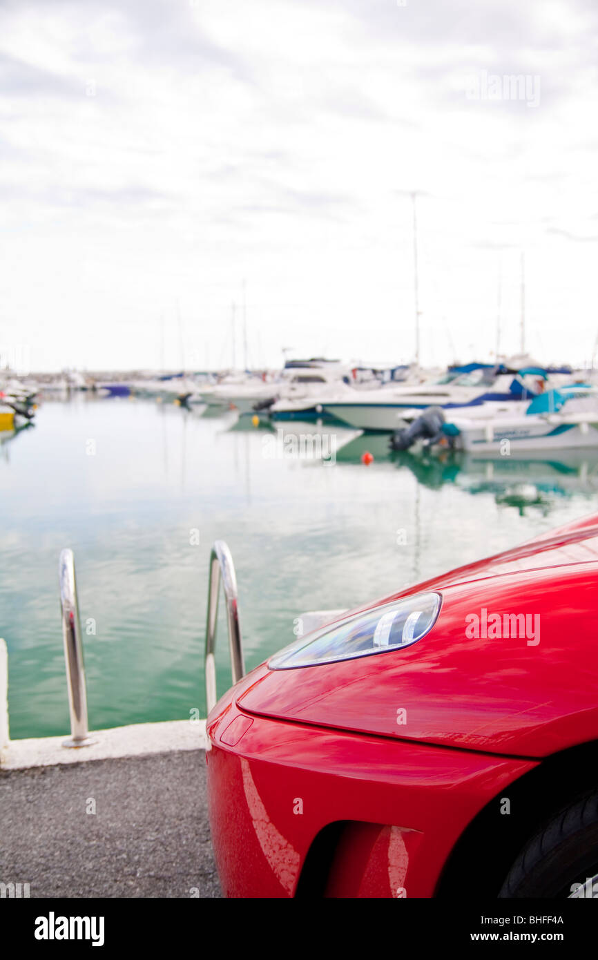 Nahaufnahme von Auto auf Luxus Yachthafen Puerto Banus, Marbella - Andalusien, Spanien Stockfoto