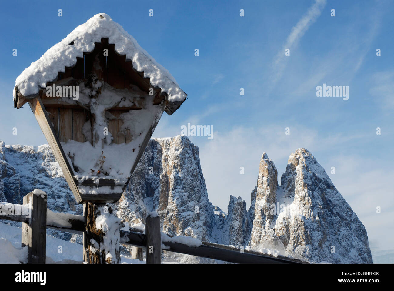 Schneebedeckte Wegkreuz vor schneebedeckten Bergen, Alpe di Siusi, Südtirol, Italien, Europa Stockfoto