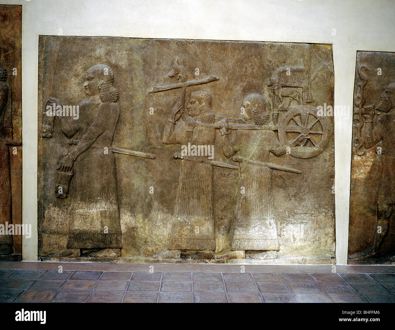 Assyrischen Relief zeigt die Knechte des Königs wagen, Khorsabad, c 8. Jahrhundert v. Chr.. Artist: Unbekannt Stockfoto