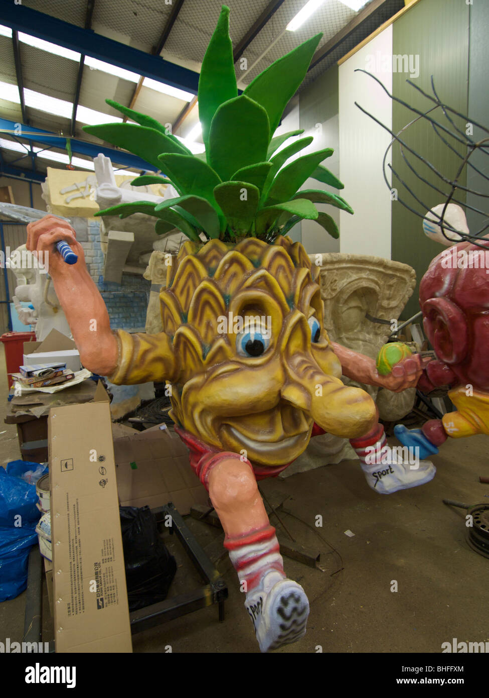 Lustige Ananas Figur gemacht für die jährliche Karnevalstreiben in Breda, Niederlande Stockfoto