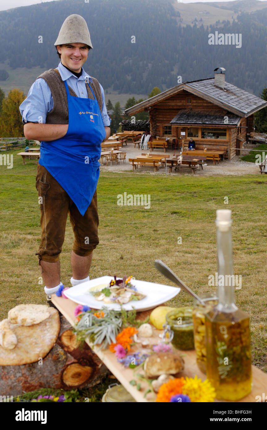 Lachen, Mann und Grillparty vor einer Alm, Alpe di Siusi, Südtirol, Italien, Europa Stockfoto