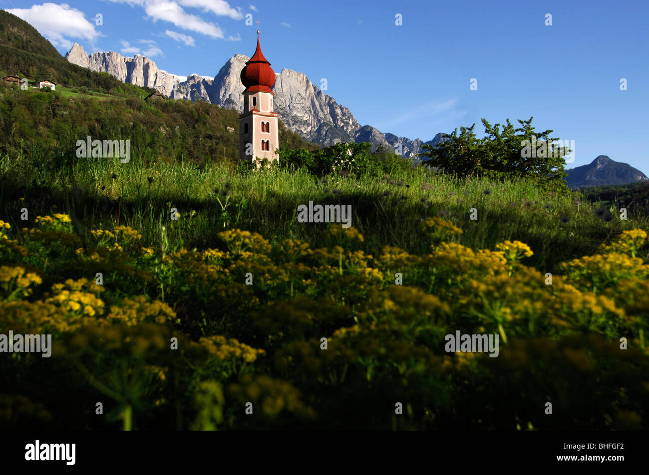 Kirche St. Oswald mit Zwiebelturm, St. Oswald, Kastelruth, Kastelruth, Schlern, Südtirol, Italien Stockfoto