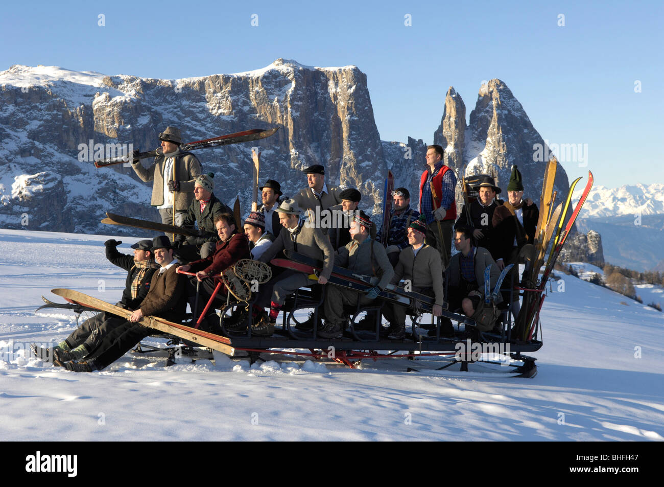 Gruppenfoto, Männer auf einem Schlitten, Nostalgie, Seiser Alm, Schlern, Südtirol, Italien Stockfoto