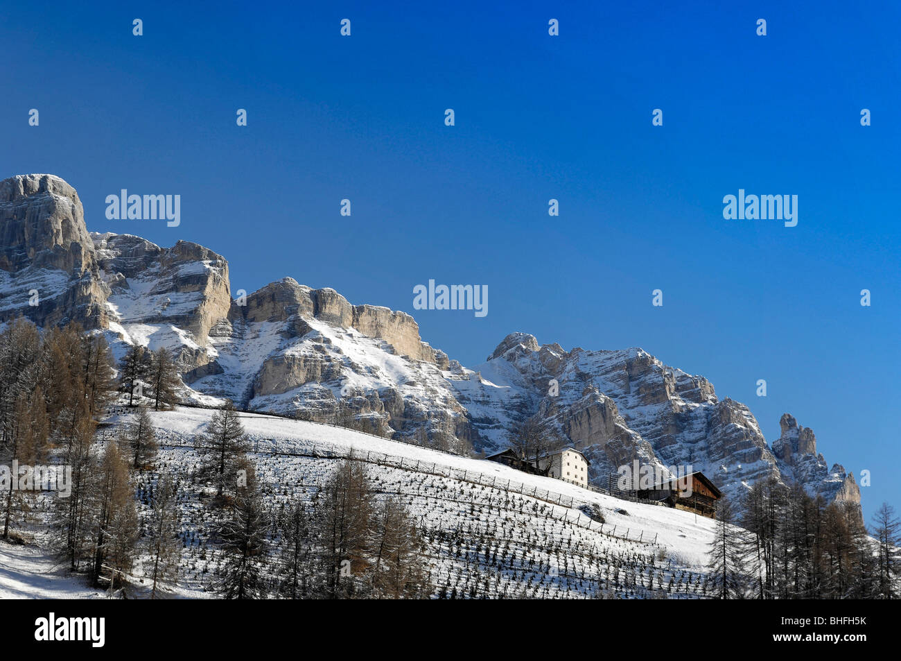 Bauernhöfe in eine Winterlandschaft mit Kreuzkofel Mountain range, Abtei, Val Badia, ladinische Tal, Gadertal, Südtirol, Italien Stockfoto