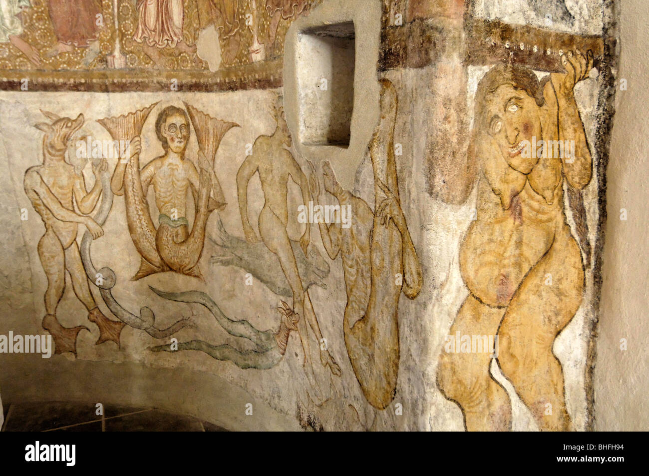 Romanische Fresken von Dämonen in St. Jakobs-Kapelle in Kastellaz Tramin ein der Weinstraße, Südtirol, Italien Stockfoto