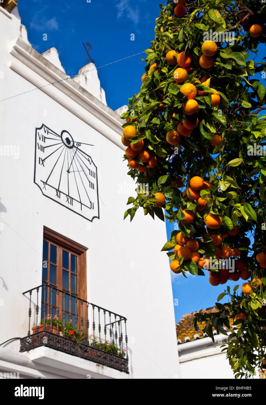 Suncial über Balkon bei "La Plaza de Los Naranjos", Marbella (Costa Del Sol) - Andalusien, Spanien Stockfoto
