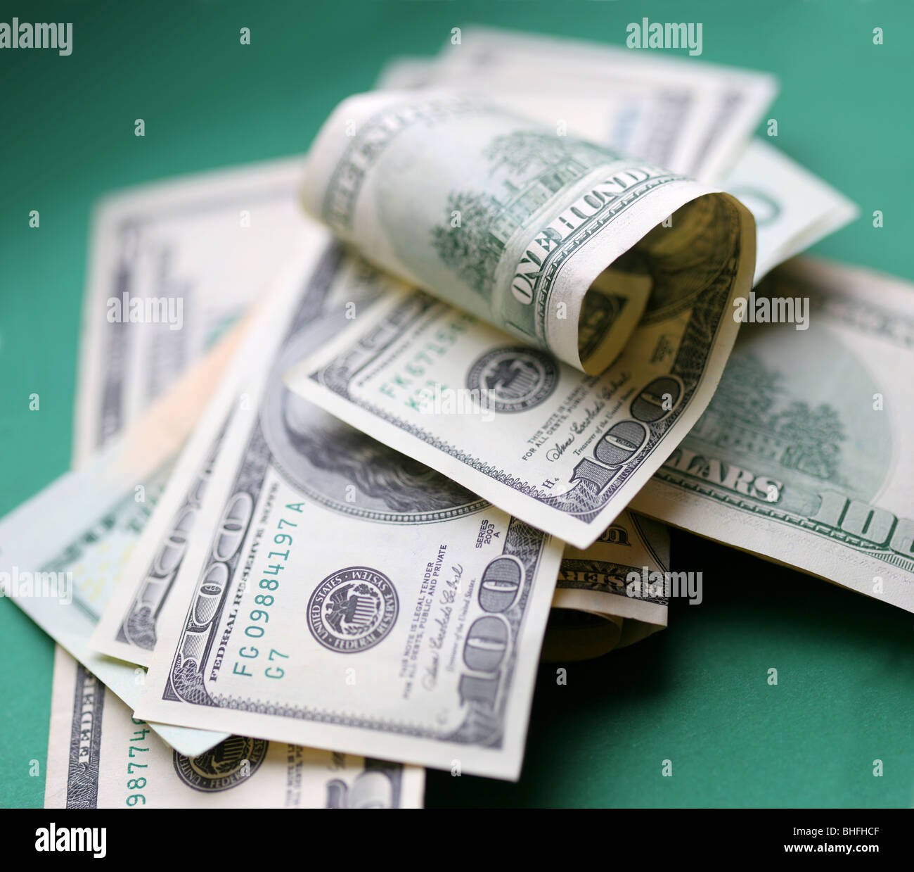 US-Dollar. Ein Stück des Geldes auf grünem Hintergrund. Stockfoto
