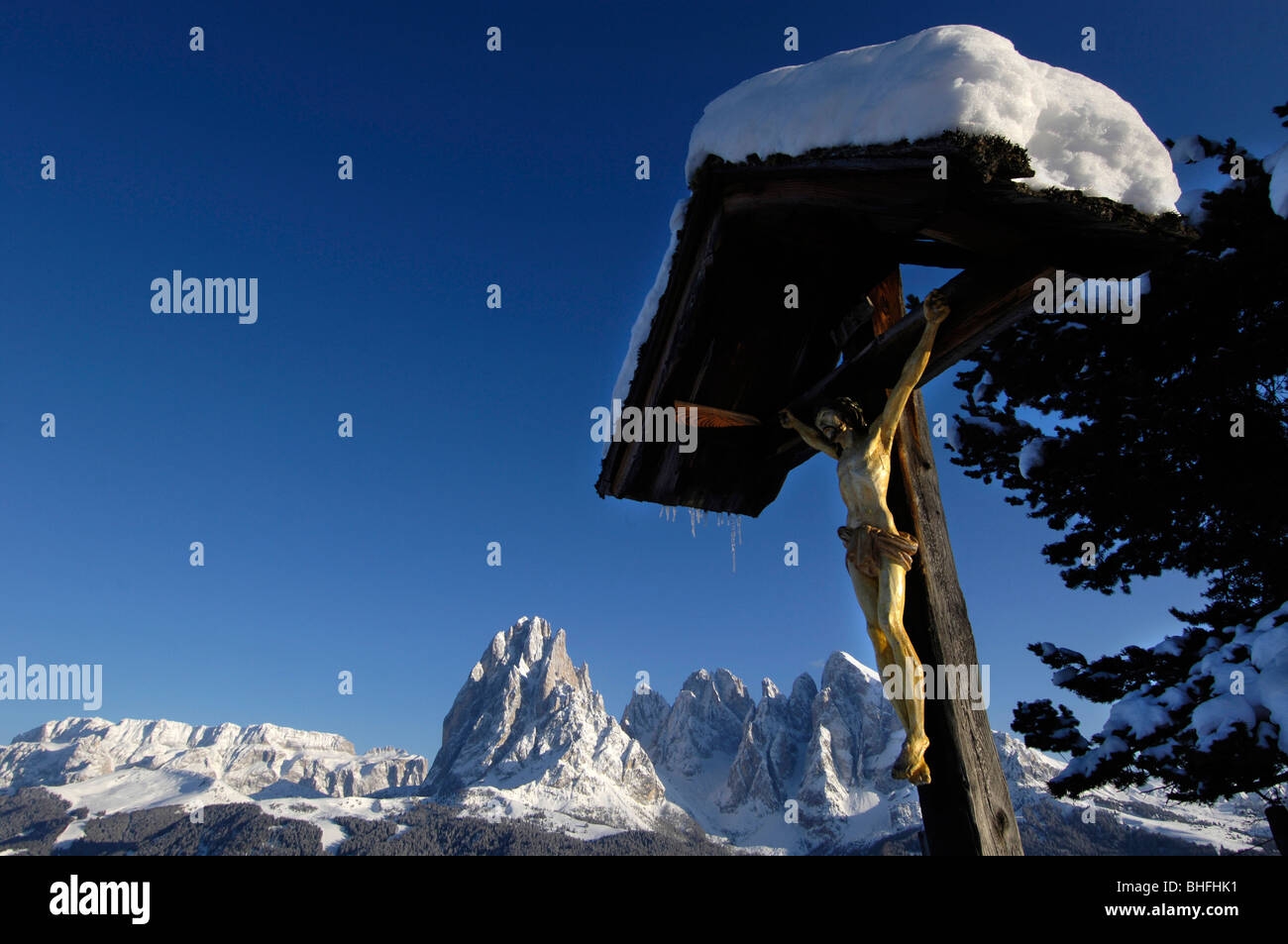 Schneebedeckte Wegkreuz unter blauem Himmel, Dolomiten, Südtirol, Italien, Europa Stockfoto