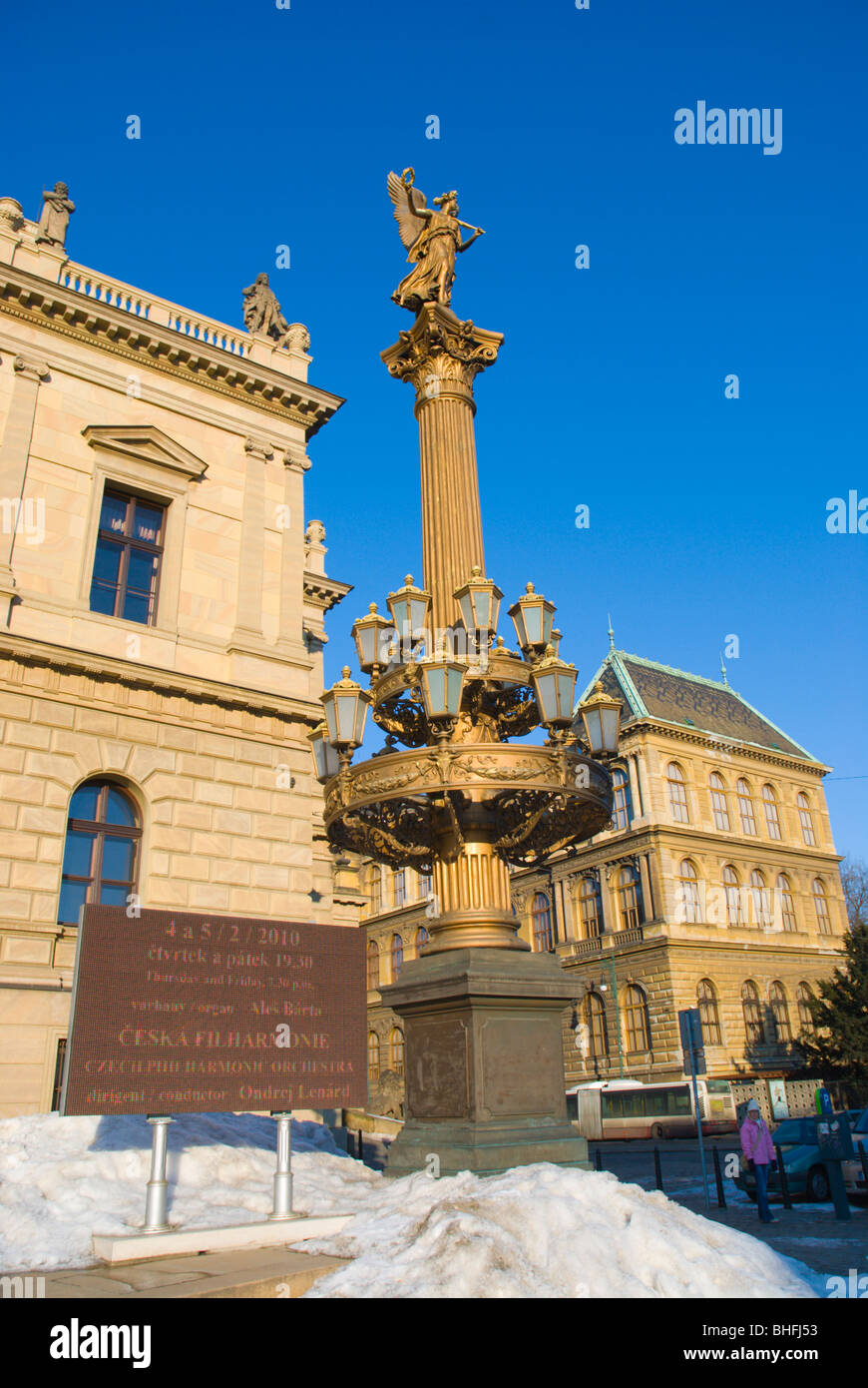 Statue vor Rudolfinum Josefov Prag Tschechien Mitteleuropa Stockfoto