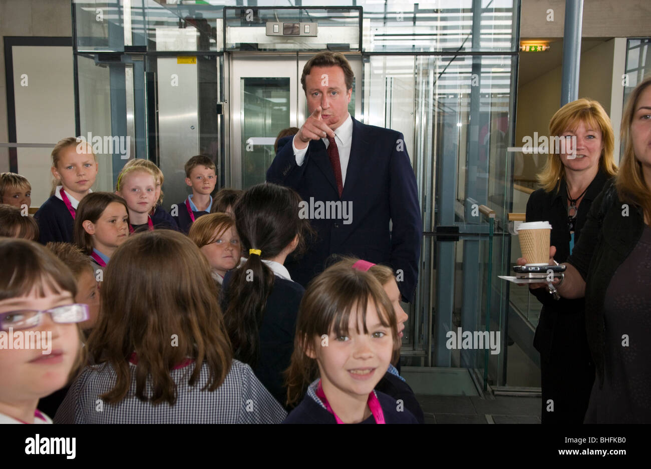 David Cameron MP organisiert eine Gruppe von Grundschulkindern in die Kamera schauen, während des Besuchs der Senedd, Cardiff Stockfoto