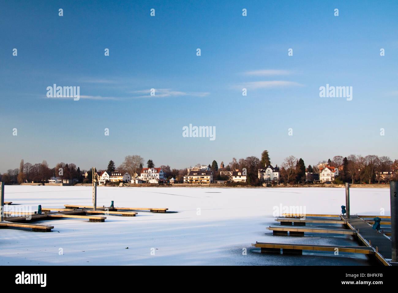 Zugefrorene Bodensee und Steg in Lindau (Bodensee), Deutschland Stockfoto