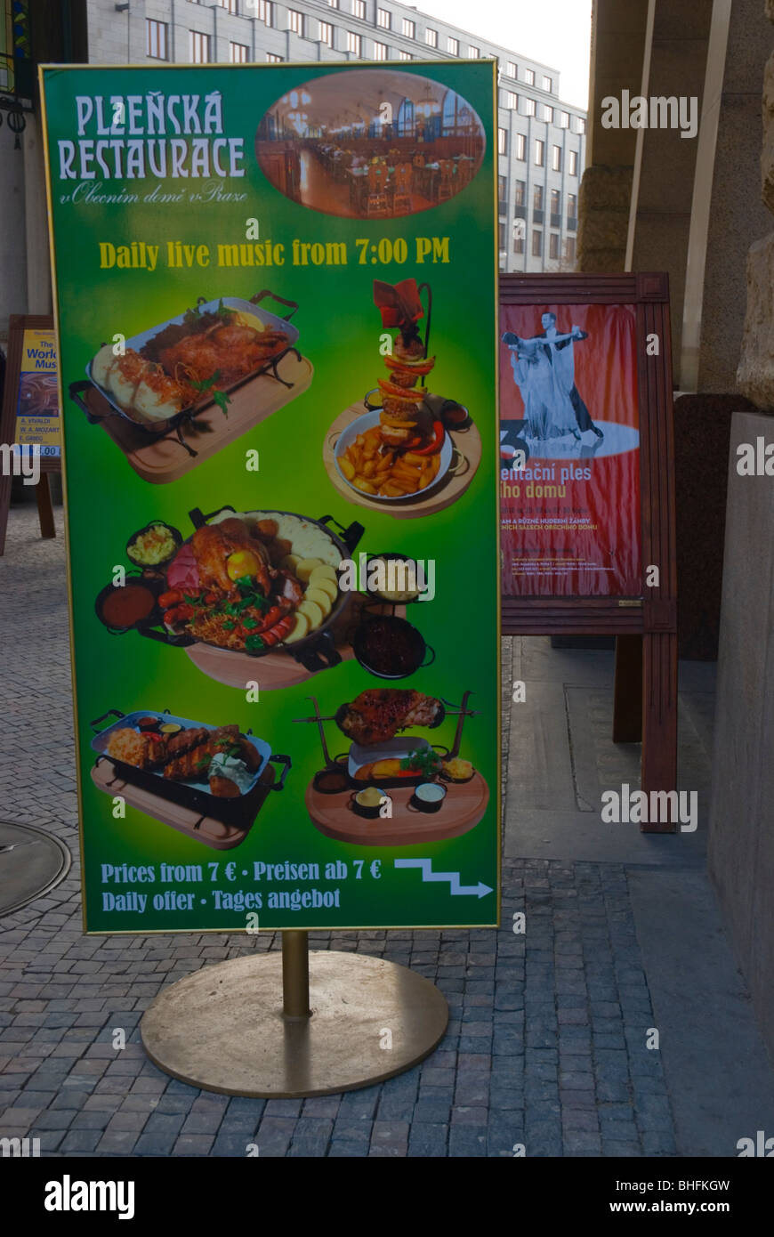 Plzenska Restaurace Schild am Obecni Dum Namesti Republiky Prag Tschechien Mitteleuropa Stockfoto