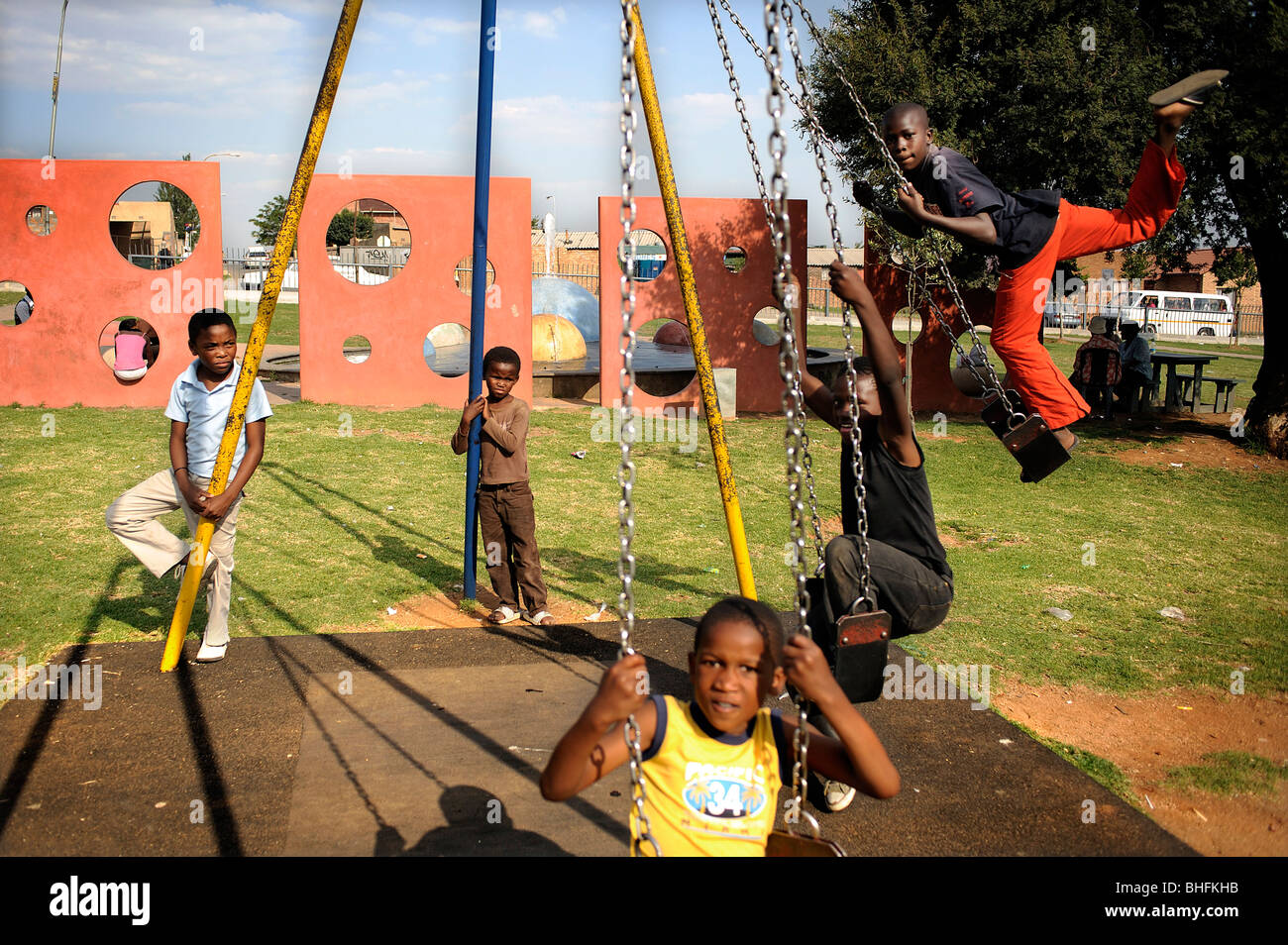 Youngs in einem Park in Soweto, Südafrika. Fußball-WM läuft in Südafrika 2010. Stockfoto