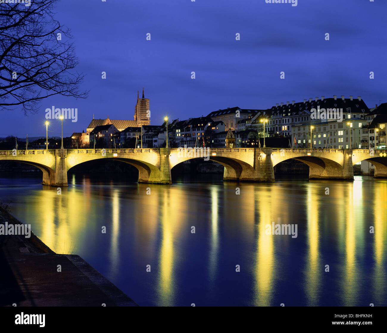 Geographie/Reisen, Schweiz, Basel-Stadt, Basel, Brücken, Mittlere Brücke, Dämmerung, Additional-Rights - Clearance-Info - Not-Available Stockfoto