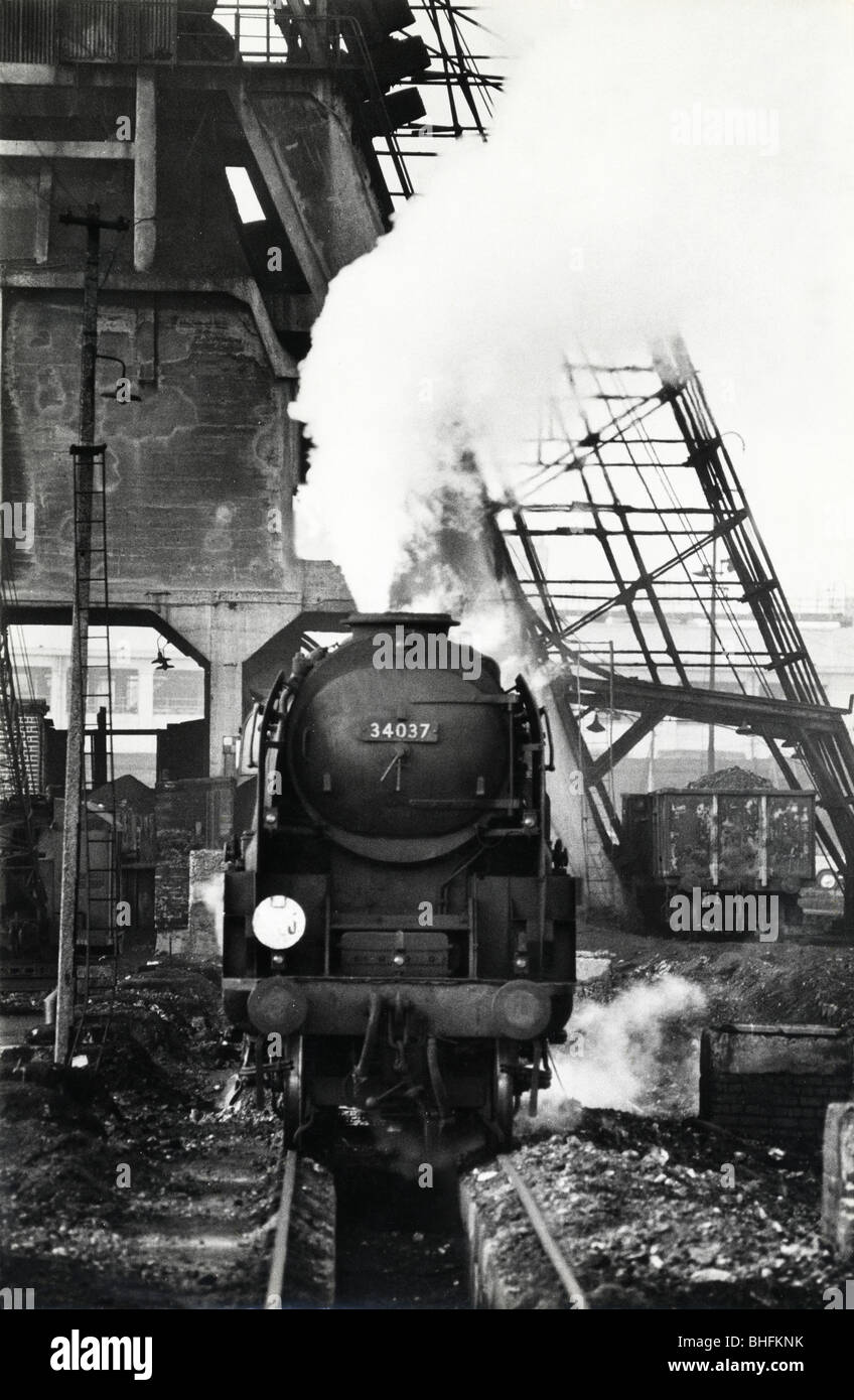 Umgebaute West Country-Lok kommt nach Eingabe Nine Elms 34037 Clovelly aus der Kohlendampfer Schuppen am 3. Februar 1967 Stockfoto