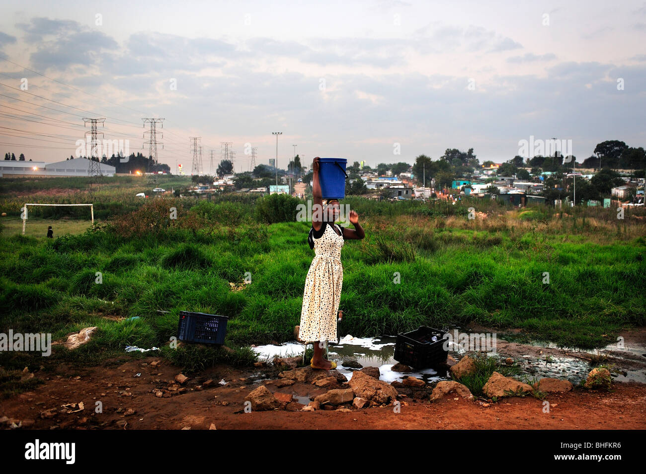 Eine Frau sieht in Soweto, Südafrika. Fußball-WM läuft in Südafrika 2010. Stockfoto