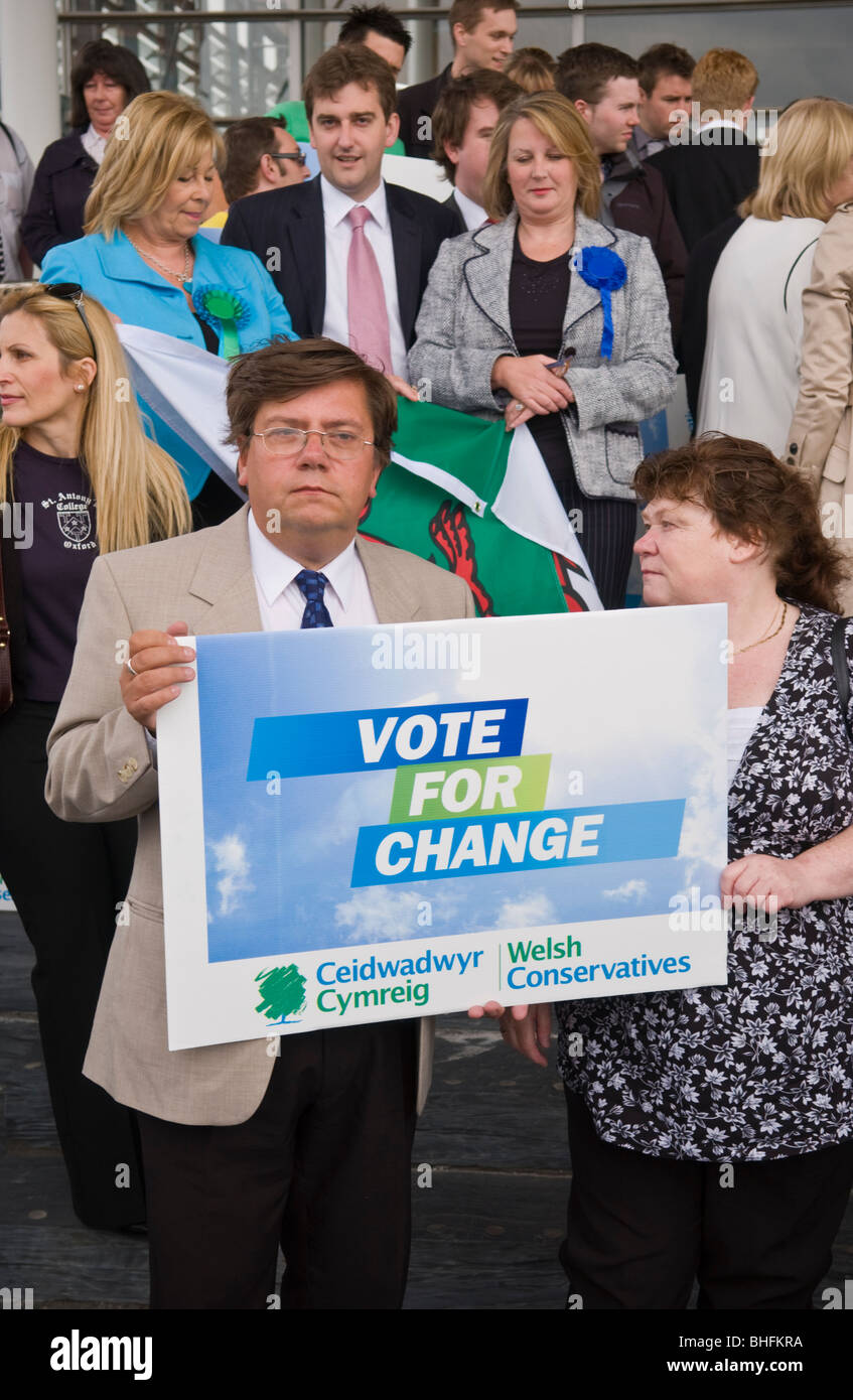 Konservative Partei Fans mit Fahnen und Banner auf einer Versammlung außerhalb der Senedd, Cardiff Bay, South Wales, UK Stockfoto