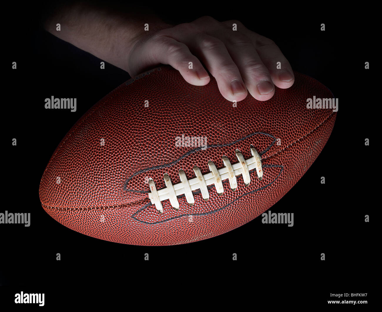Hand mit American Football Detail, USA Stockfoto
