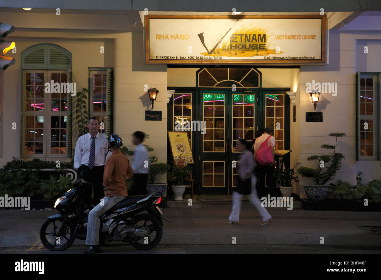 Vietnam, Ho Chi Minh Stadt, Saigon, Dong Khoi Street in der Nacht Stockfoto