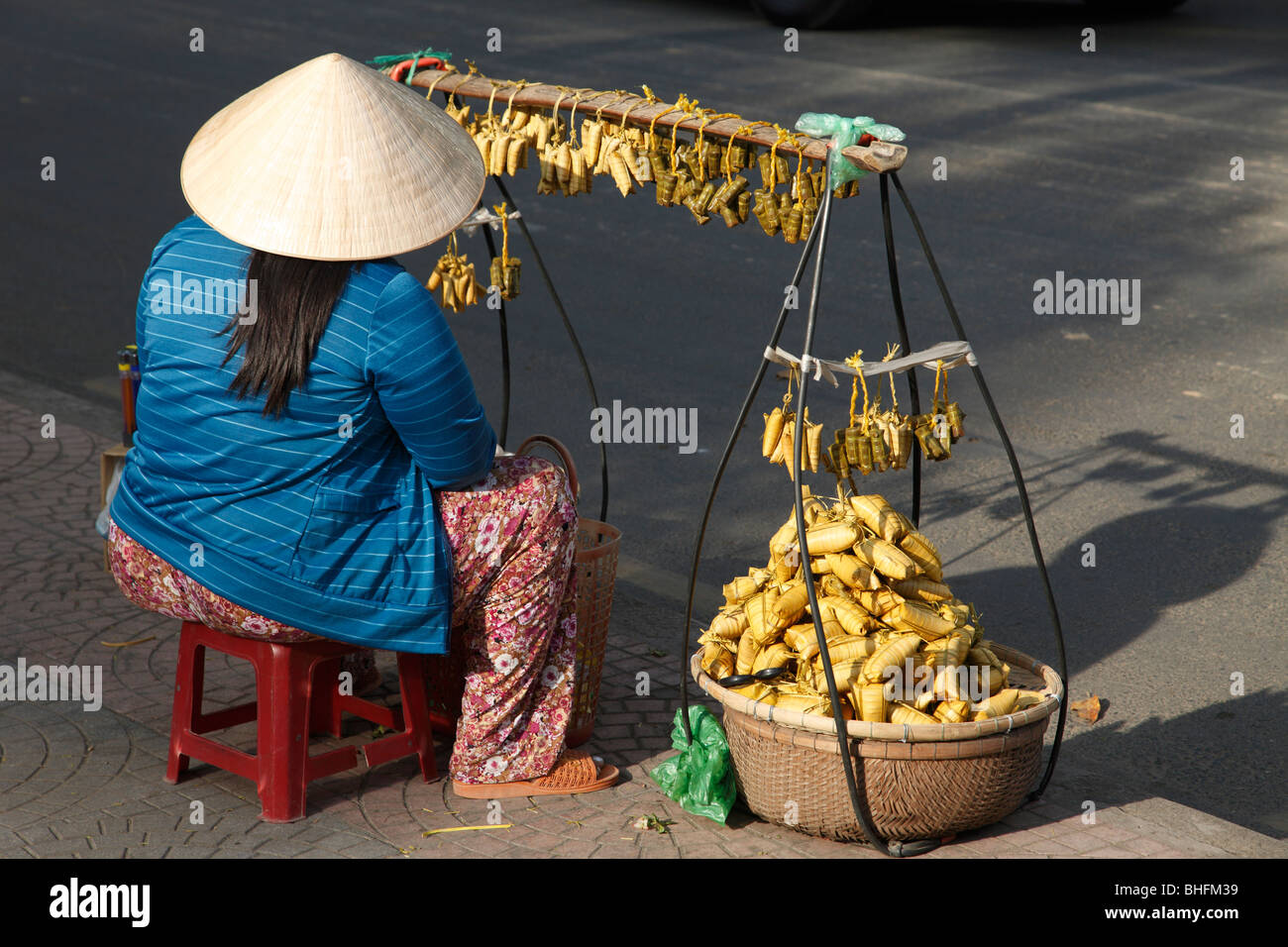 Vietnam, Ho Chi Minh Stadt, Saigon, Straße Snacks Anbieter Stockfoto