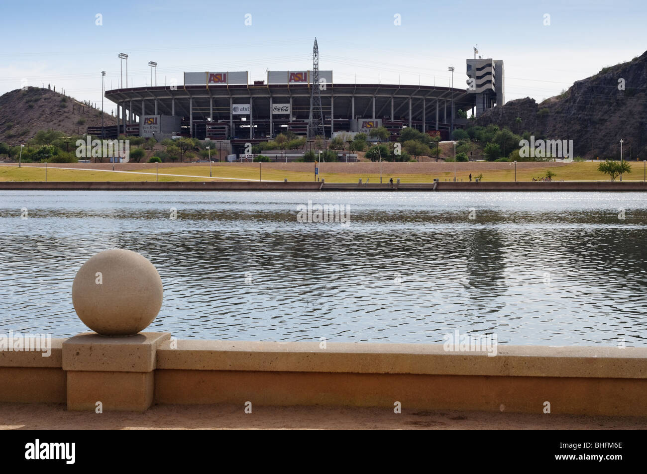 Arizona-Landesuniversität Fußballstadion befindet sich am Rand des Flusses in der Nähe von Tempe Town Lake in Tempe, Arizona Stockfoto