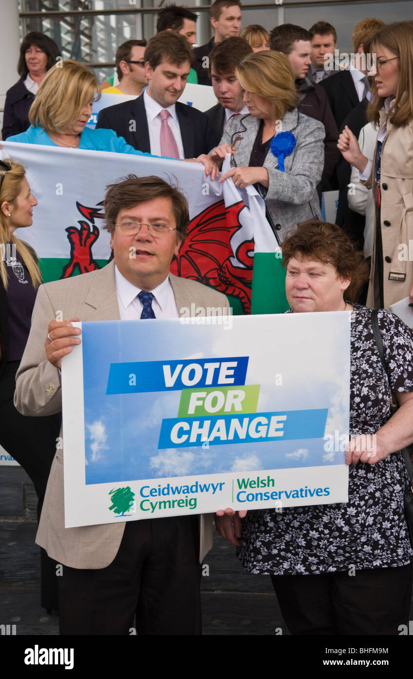 Konservative Partei Fans mit Fahnen und Banner auf einer Versammlung außerhalb der Senedd, Cardiff Bay, South Wales, UK Stockfoto