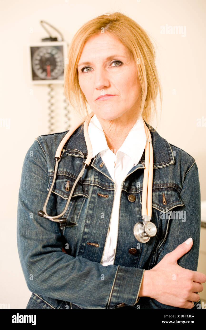 Ärztin tragen Jeansjacke in ihr Untersuchungszimmer im Krankenhaus oder einer Klinik. Stockfoto