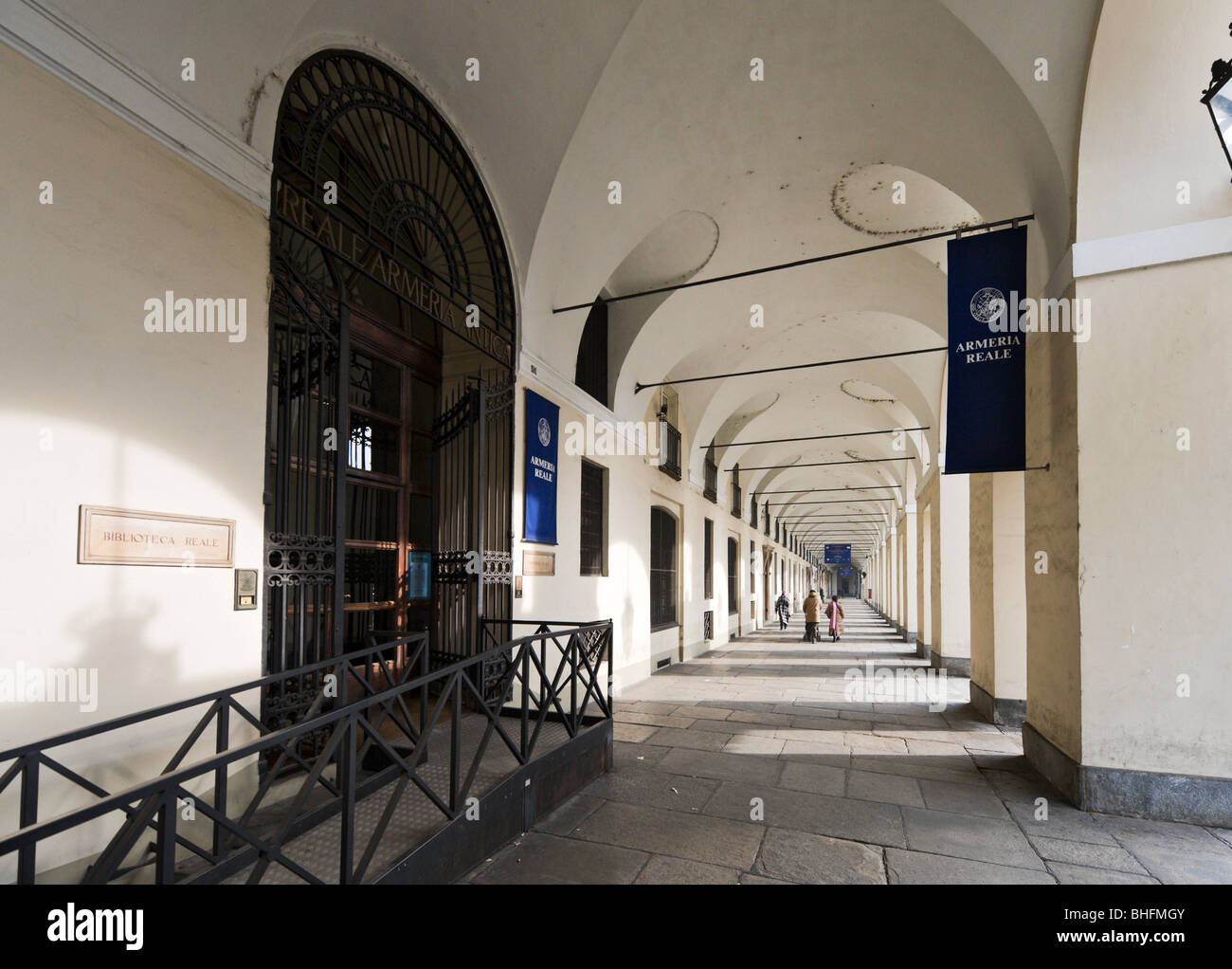 Portikus außerhalb der Armeria Reale (königliche Waffenkammer), Piazza Castello, Turin, Piemont, Italien Stockfoto