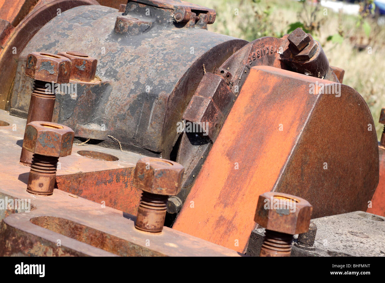 Großdieselmotoren-Kurbelwelle und Lager im Freien zerlegt Stockfoto