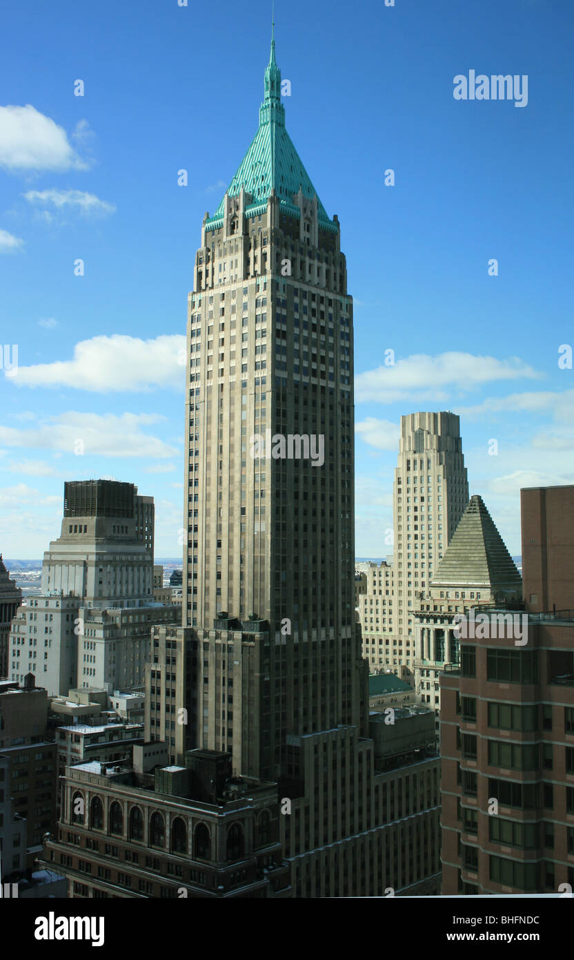 Lower Manhattan Wolkenkratzer, darunter 40 Wall Street. Stockfoto