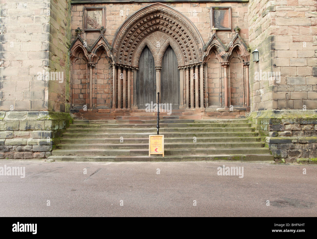 Die erweiterte Ansicht des roten Sandsteins Süden Tür in Lichfield Kathedrale in Staffordshire, Enland. Stockfoto