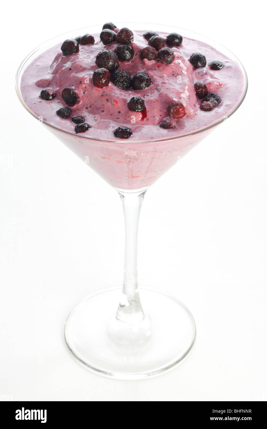 Beeren-Smoothie in Martini-Glas Stockfoto