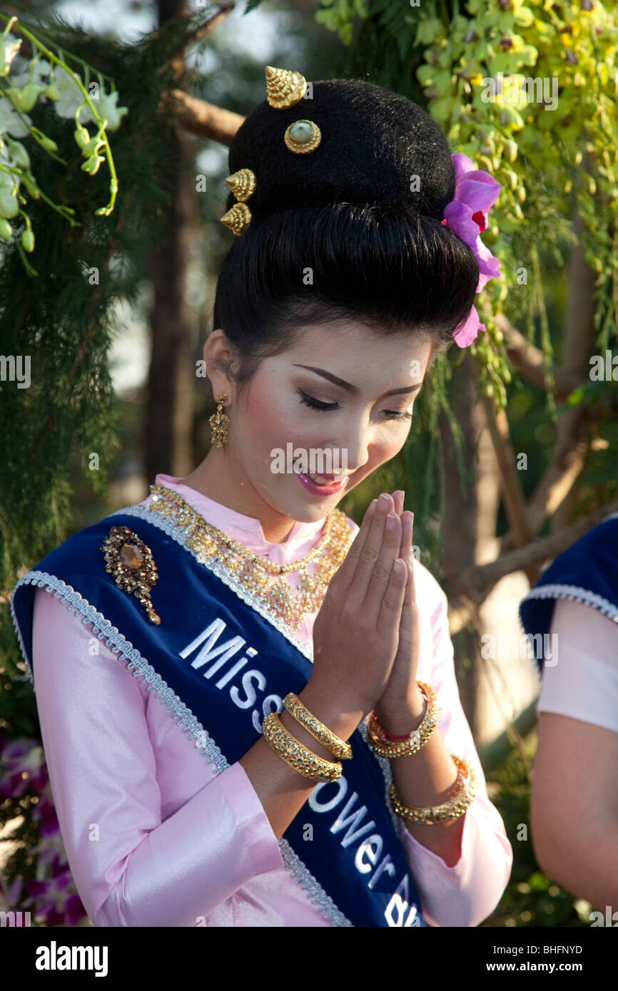 Wai buddhist Gruß, Respekt, Kultur Thai kulturelle weibliche asiatische Frau Tänzerin, Porträt, traditionell, Blumenkunst, verklemmte Hand Geste Thailand. Stockfoto