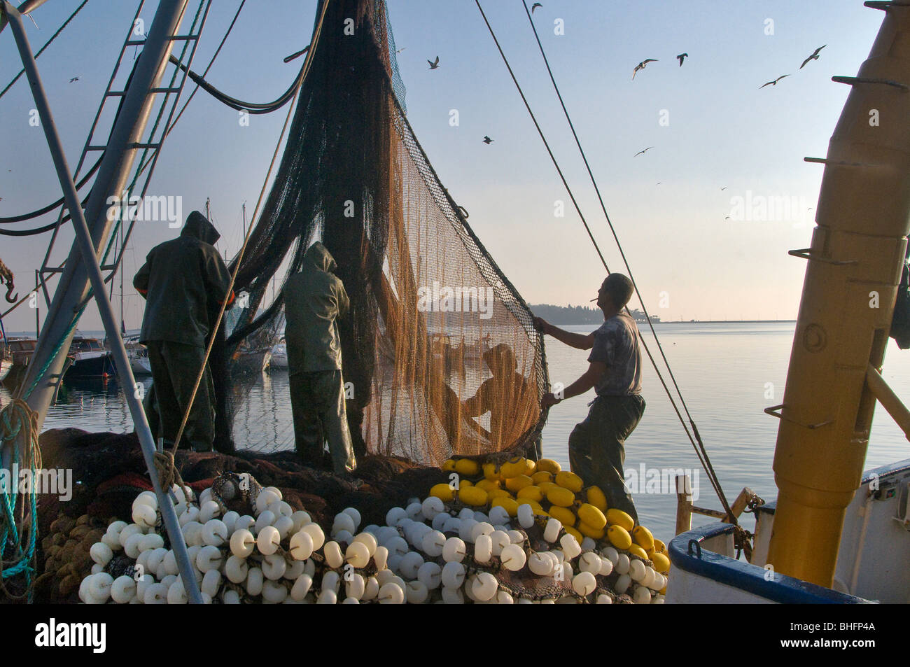 Fischer am Hafen Urla Izmir Türkei Stockfoto