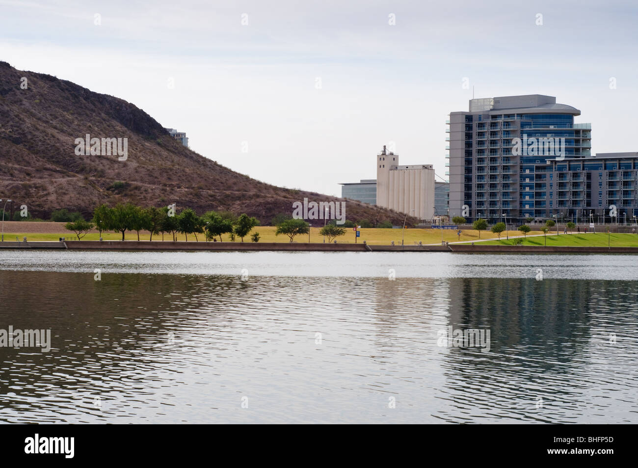 Alte Getreidemühle Hayden, neue Bürogebäude, Berg und Pfade auf Tempe Town Lake, in Tempe, Arizona Stockfoto