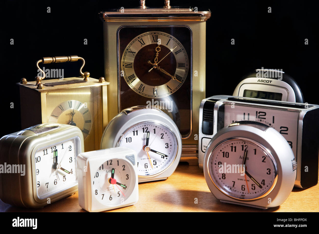 Eine Sammlung von verschiedenen Uhren. Stockfoto