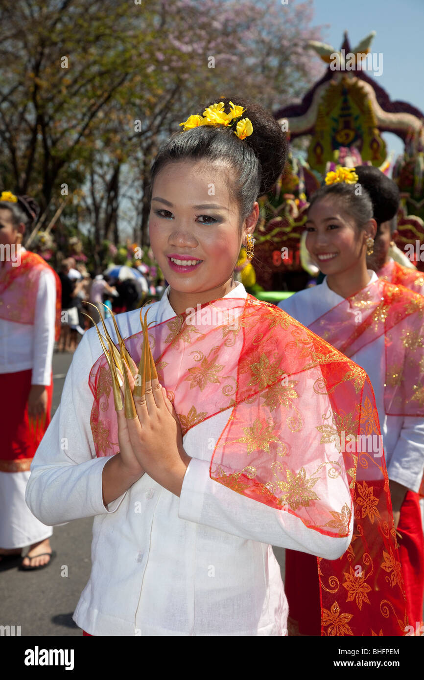 Wai buddhist Gruß, Respekt, Kultur Thai kulturelle weibliche asiatische Frau Tänzerin, Porträt, traditionell, Blumenkunst, verklemmte Hand Geste Thailand. Stockfoto