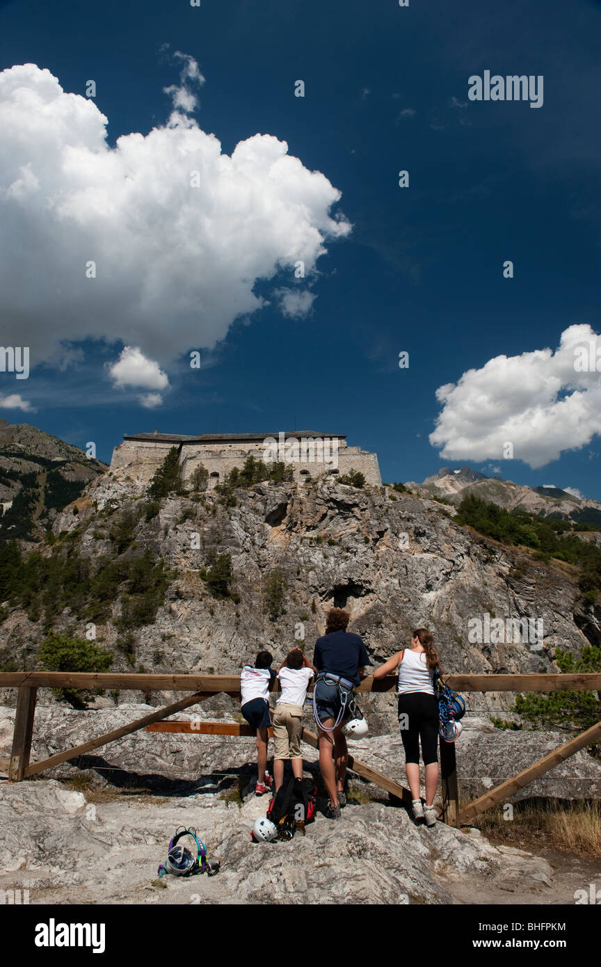 Menschen auf der Suche im Fort Victor - Emanuel in den französischen Alpen Stockfoto