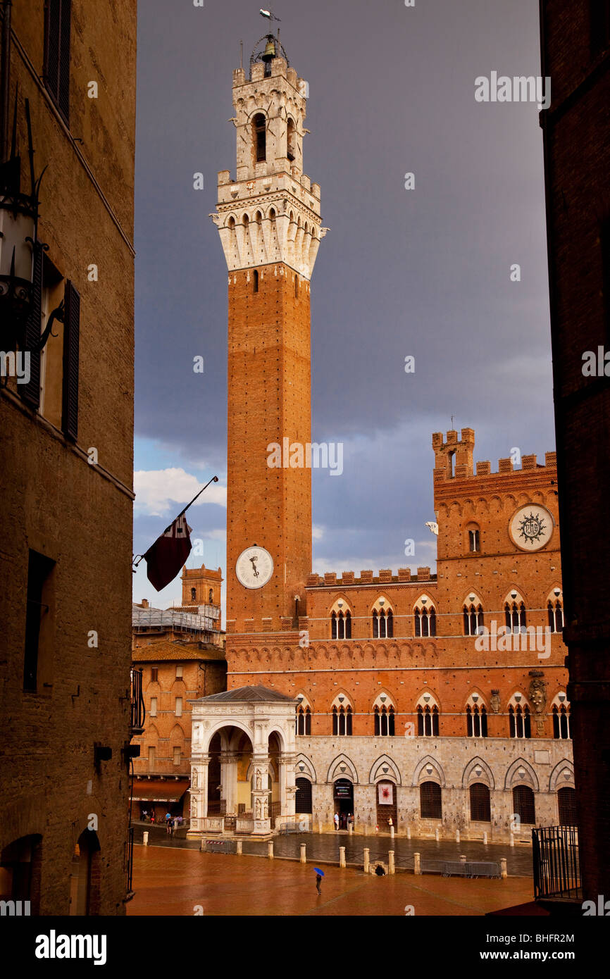 Kirchturm von Piazza del Campo in einem Regen Sturm, Siena Toskana Italien Stockfoto