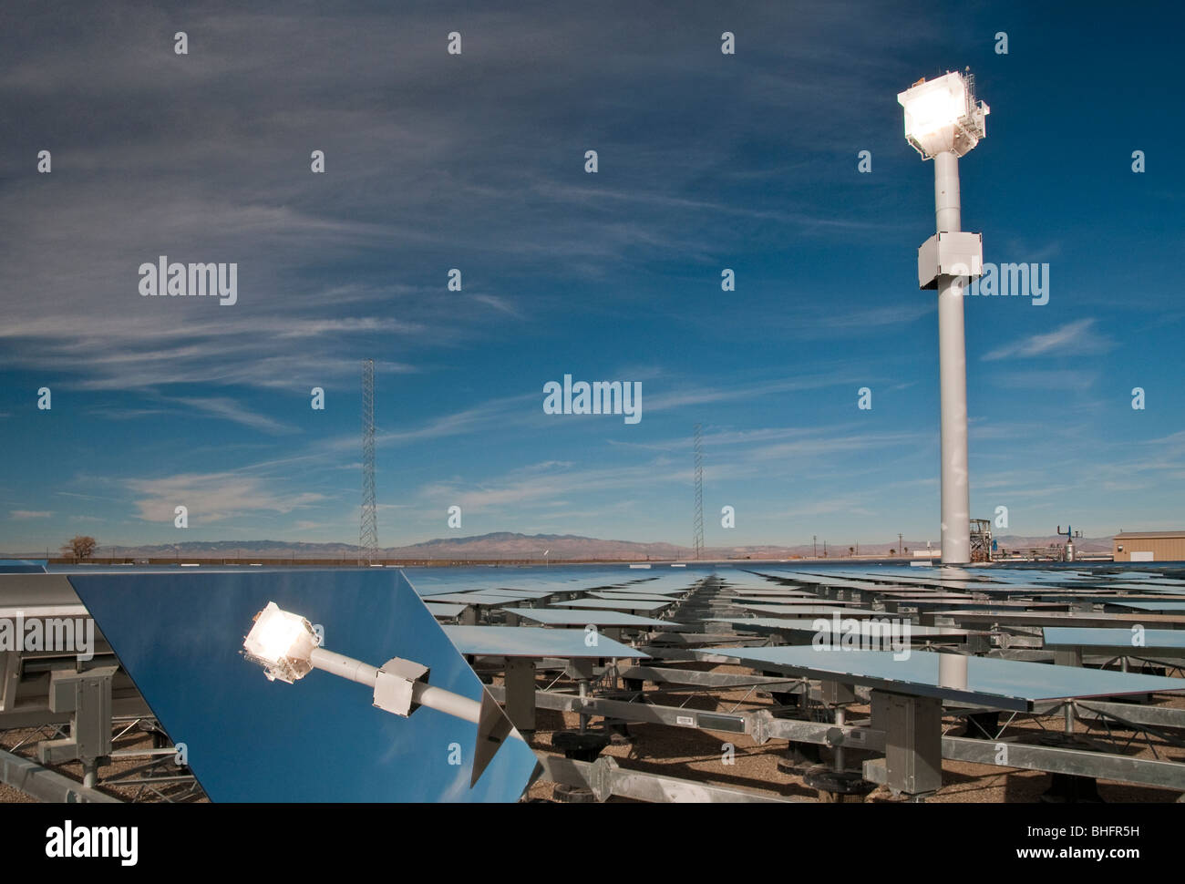 Solarthermie Anlage mit Heliostat spiegeln und Turm in Südkalifornien Stockfoto