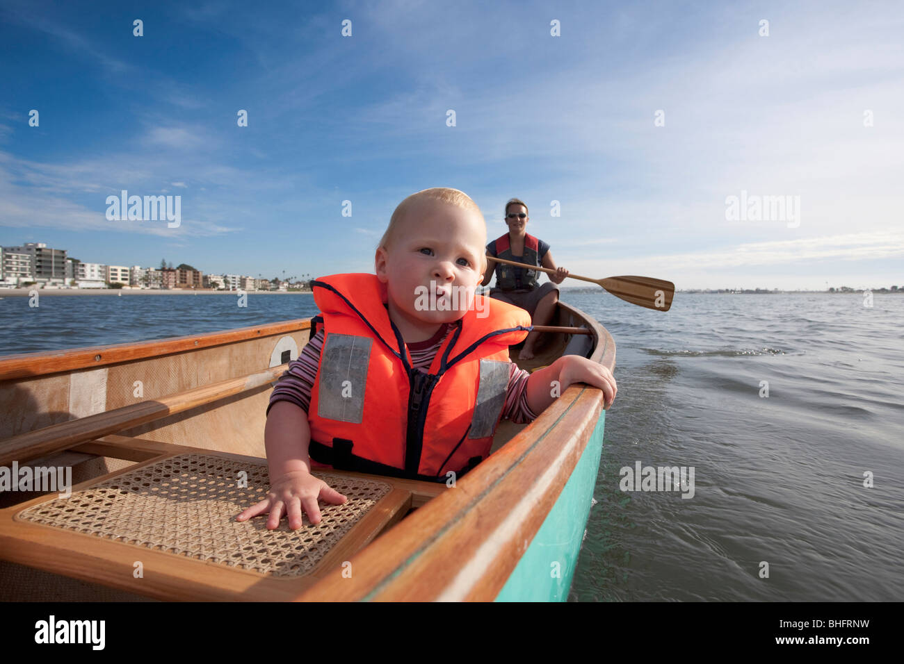 Babymädchen und ihre Mutter, Kanufahren in der Bucht von San Diego, San Diego, Kalifornien, USA Stockfoto