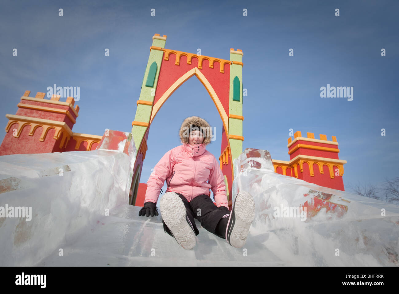Eine Frau fährt eine Eis-Folie an der Quebec-Winter-Karneval