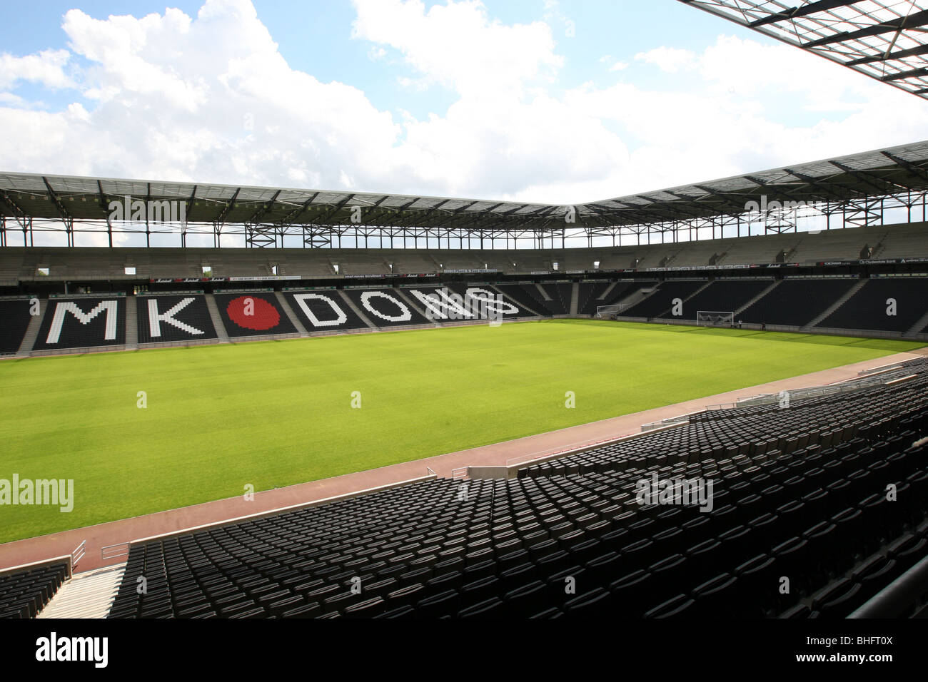 MK DONS MILTON KEYNES FOOTBALL CLUB STADION BODEN Stockfotografie Alamy
