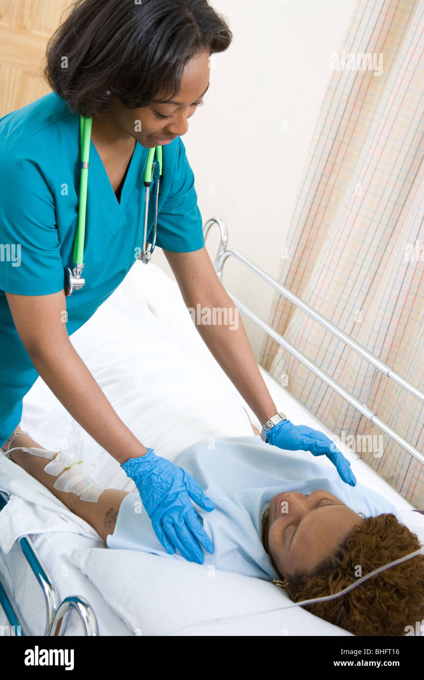 Patientin im Krankenhaus betreut von Krankenschwester Stockfoto