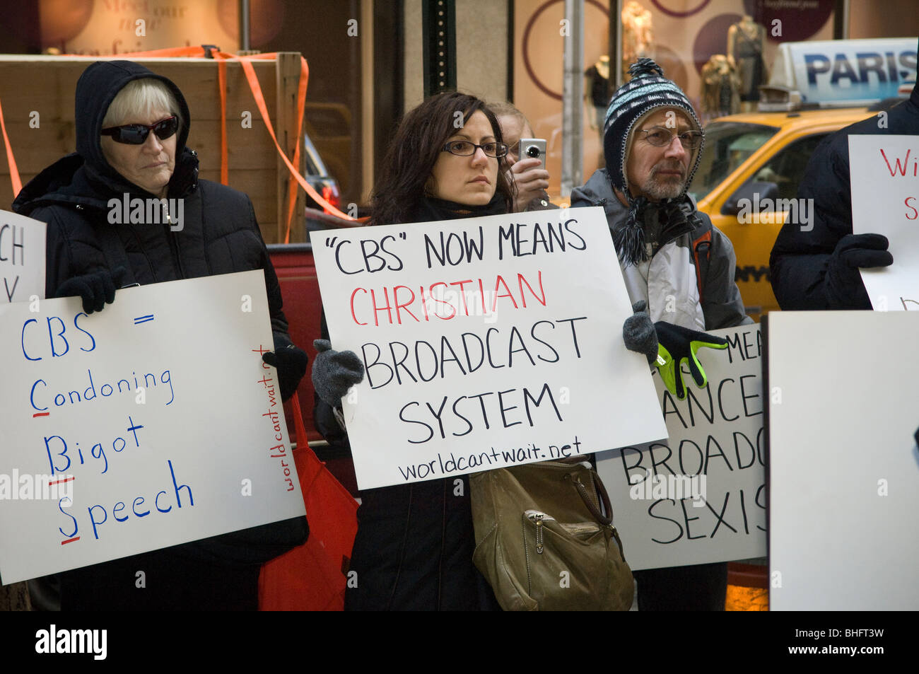 Frauengruppen protestieren vor der CBS Hauptverwaltung für Abtreibung und gegen pro-Life-Werbespot laufen beim Superbowl Stockfoto